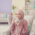 Gambar saat ini: Bunda sedang tersenyum dengan secangkir kopi di tangannya